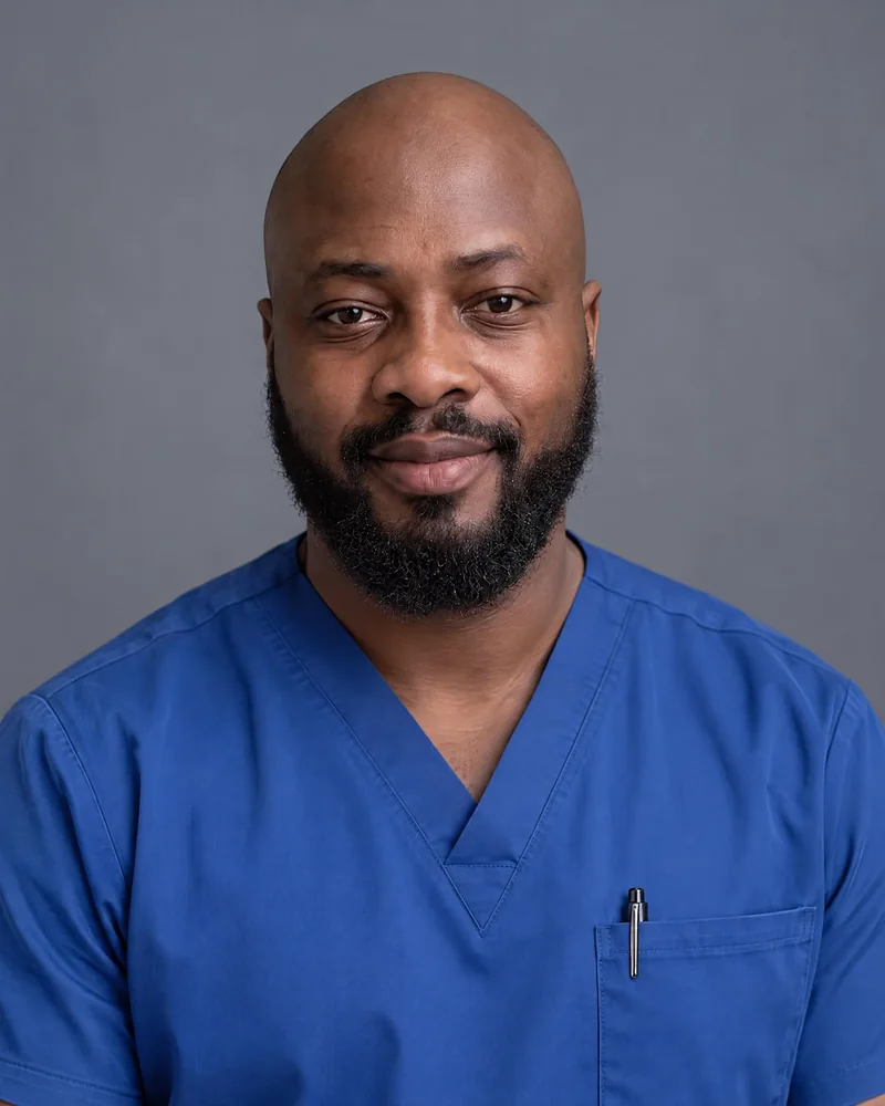 Jobfoto headshot: nurse in royal blue scrubs on a gray backdrop